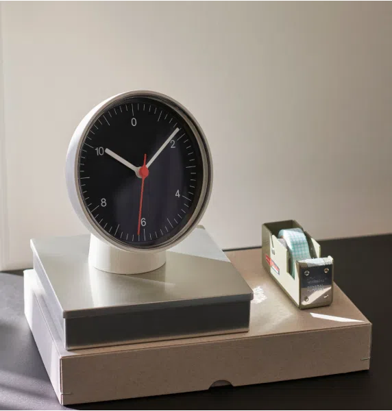 可当桌钟用，也可从钟架取下，挂上墙面。（Hay提供）