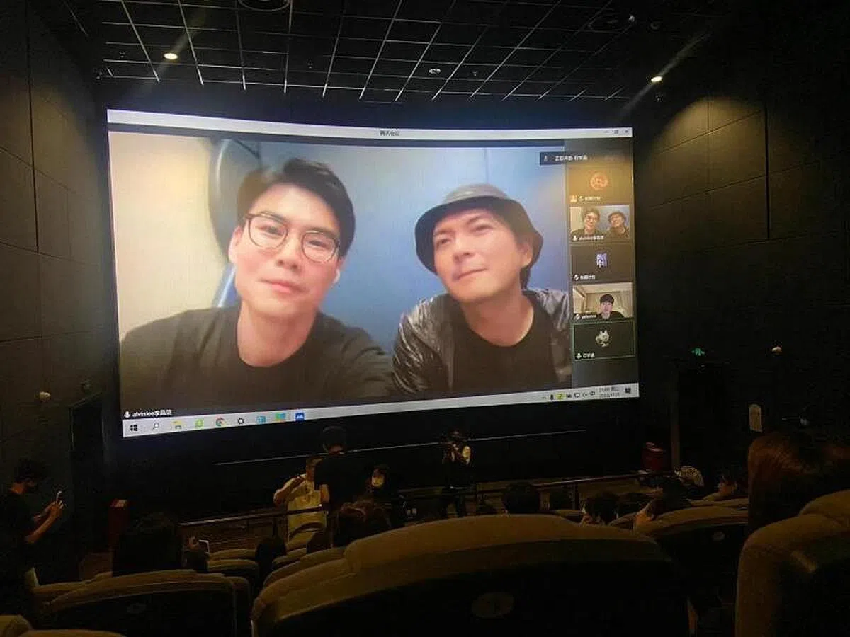 本地导演李昌荣（左）与《烟》摄影师谭伟民于厦门电影放映会上与观众线上交流。（受访者提供）