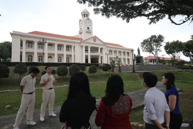 极具特色的标注性建筑华中钟楼，在1999年被列为国家古迹。