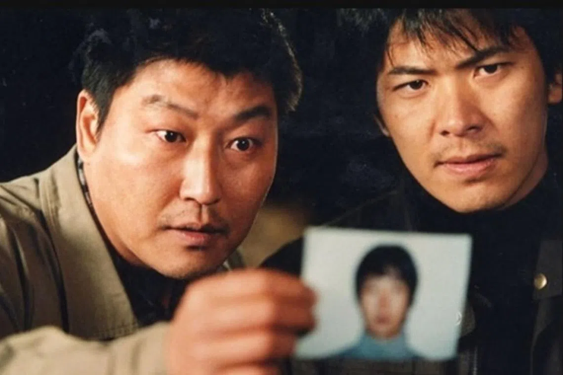 宋康昊（左）在韩片《杀人回忆》展现精湛演技。（档案照）