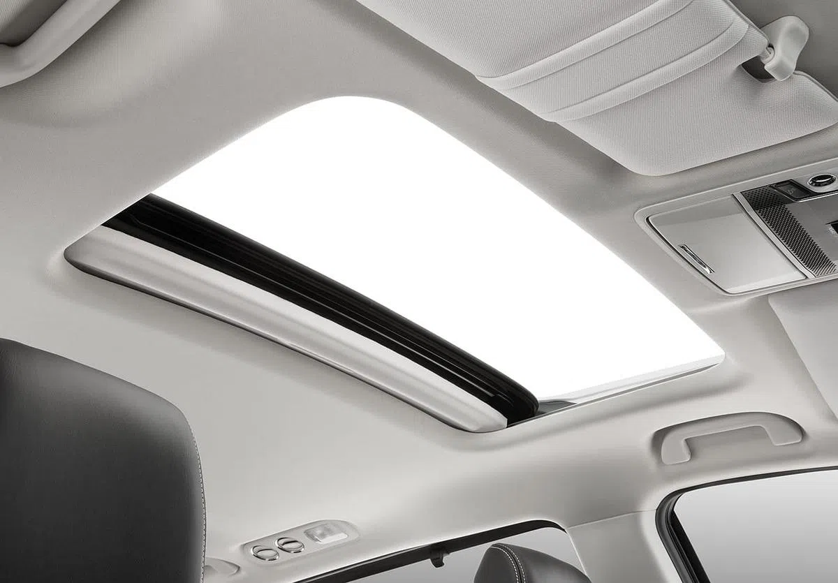 现代保姆车不可少的天窗，引进自然光，车室更明亮。（车商提供）