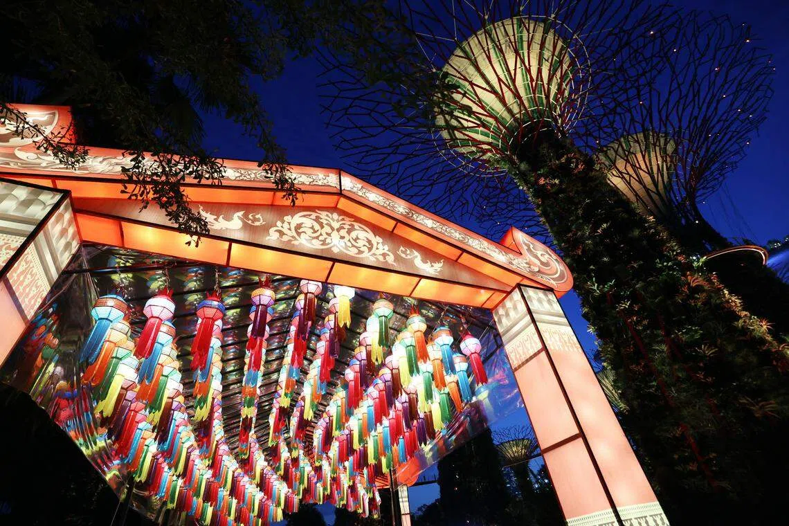 兰纳是13世纪至18世纪存在于泰国北部的王国。主办方与泰国驻新加坡大使馆此次合作展出“传统兰纳灯笼”，让民众一览泰国这个古老文化。（邝启聪摄）