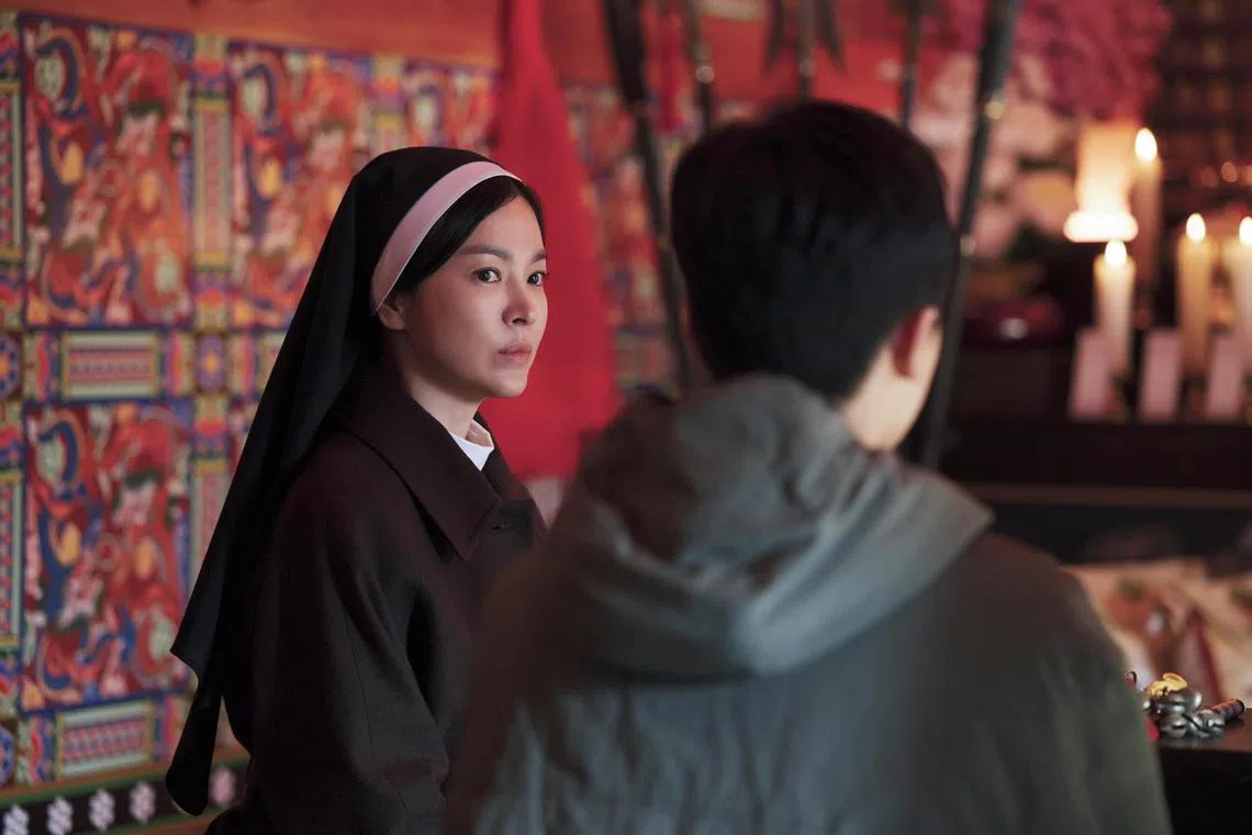 宋慧乔（左）摆脱白富美角色，饰演个性不羁的修女，让人耳目一新。（邵氏机构提供）