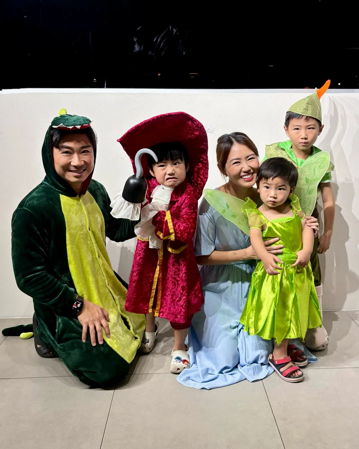 沈志豪（左一）和郑可为（中）一家五口以《彼得潘》为装扮主题。（取自郑可为IG）