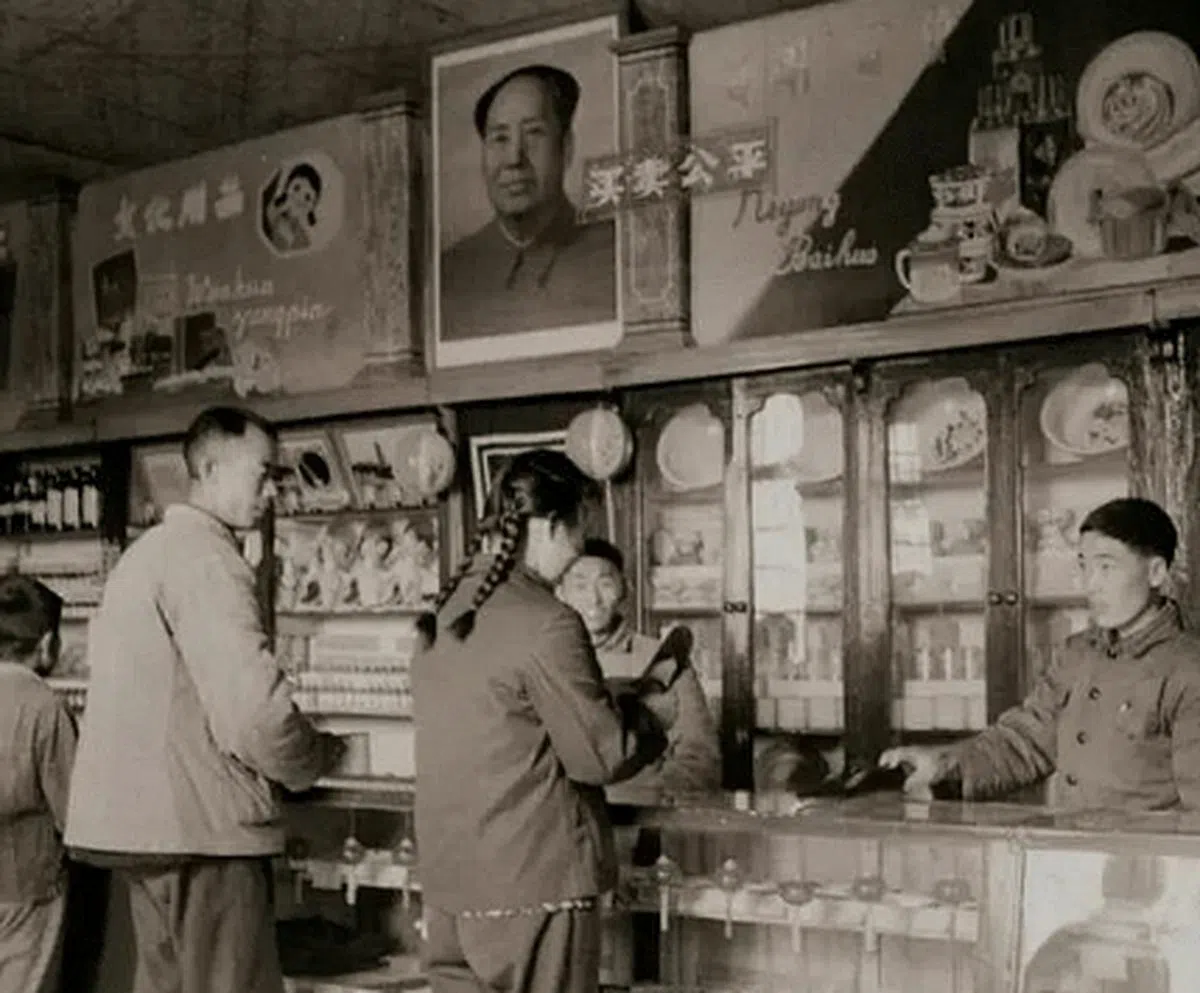 一些网友的回忆中，曾经的供销社商品短缺种类少、服务态度差，代表了计划经济年代。（互联网）