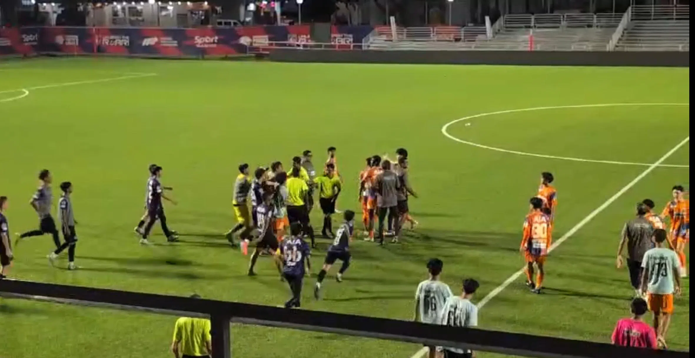 阿尼克挥拳攻击新潟阿比雷斯球员后，现场一片混乱。（档案照片）