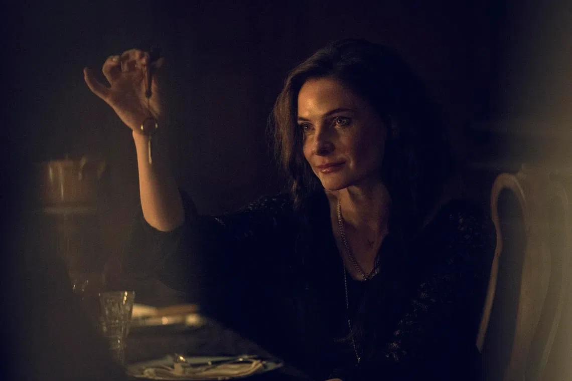 Rebecca Ferguson饰演的吉普赛女巫给电影注入几分灵气，替故事情节撬开一条出路。（Netflix提供）