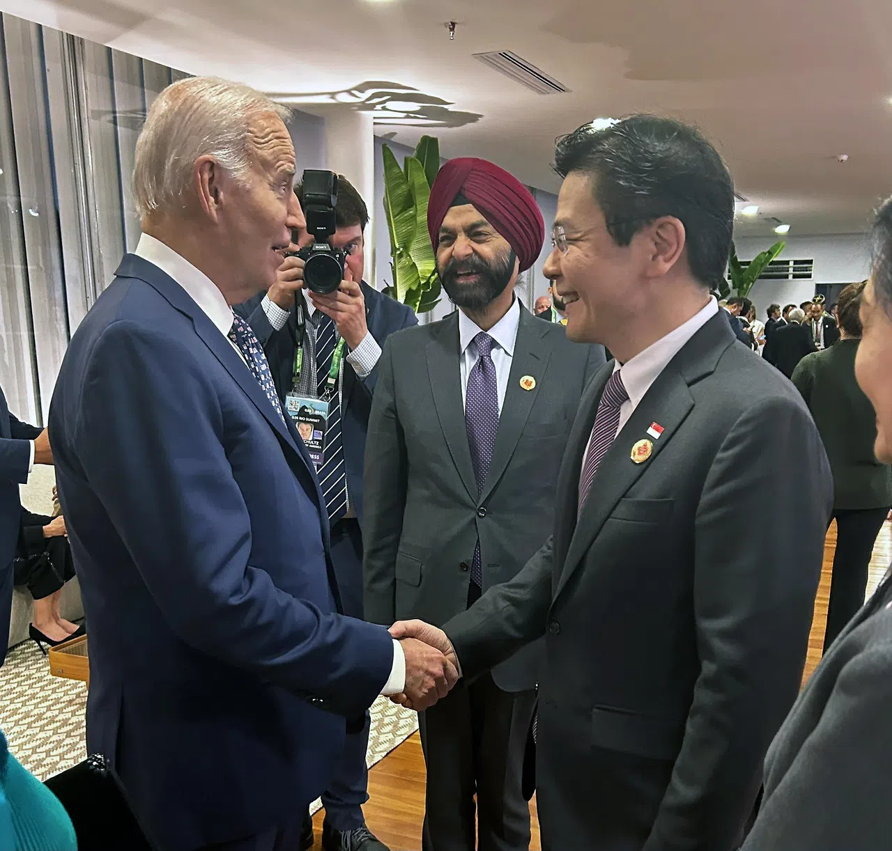 黄总理（右）透过社媒贴文，感谢美国总统拜登大力支持美国与本区域保持接触。（取自黄循财总理X平台）