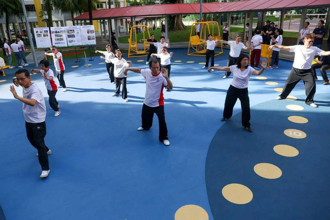 宏茂桥6道第646座组屋旁的“蓝色庭院”是当地居民可以用来进行活动和交流感情的空间。（白艳琳摄）