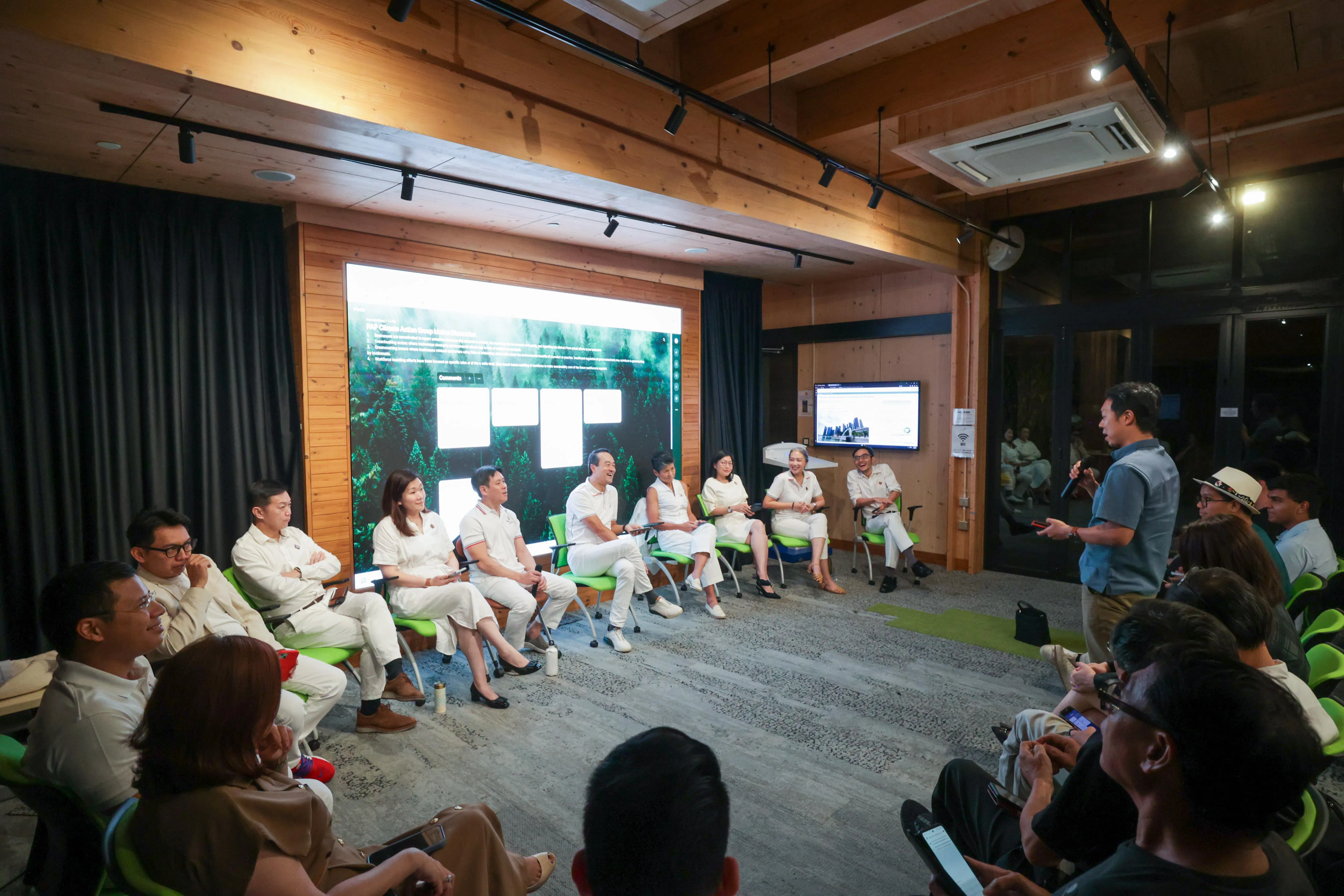 人民行动党气候行动小组不久前针对九项气候行动建议，与利益相关者进行对话。（蔡家增摄）