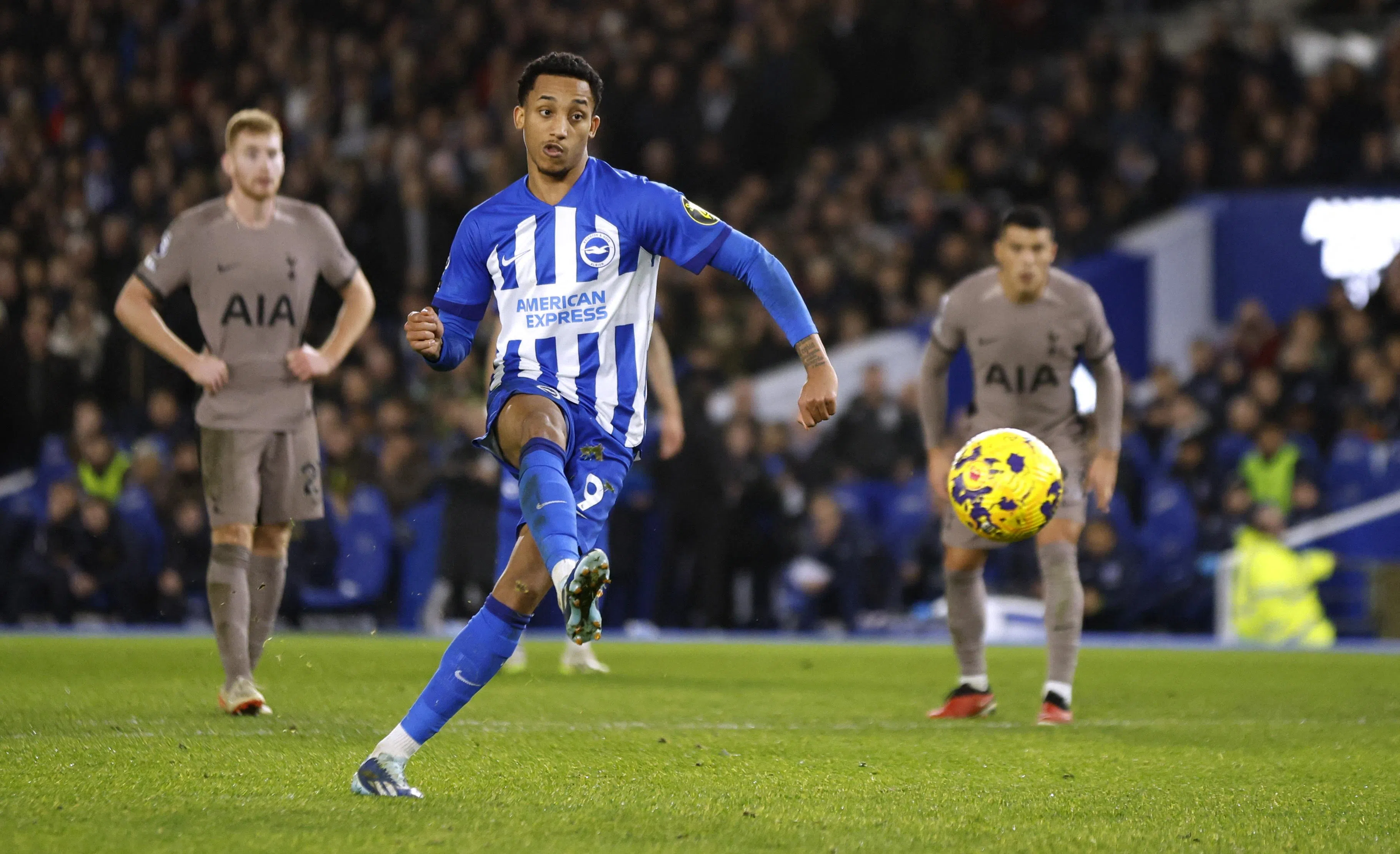 布赖顿前锋佩德罗两次站上罚球线，梅开二度。（路透社）