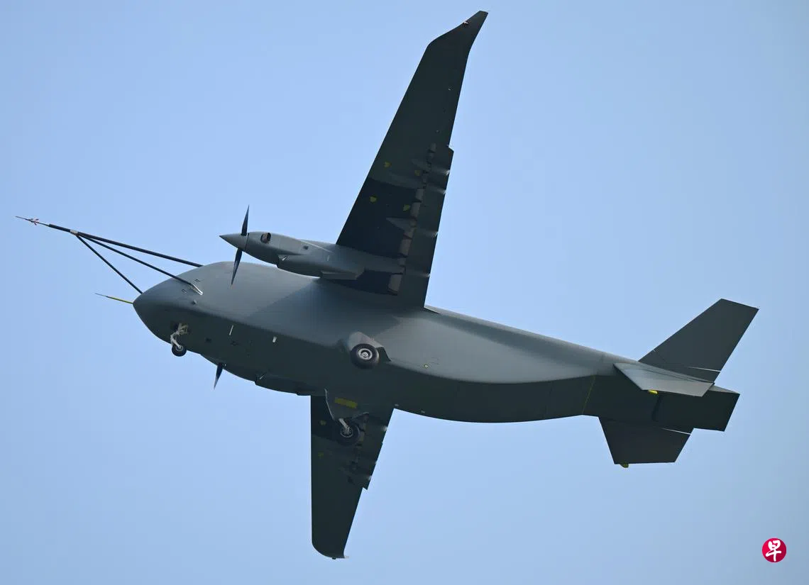 中国首款7吨级固定翼运投无人机“长鹰-8”，星期二（3月31日）在河南郑州上街机场首飞。 （新华社）