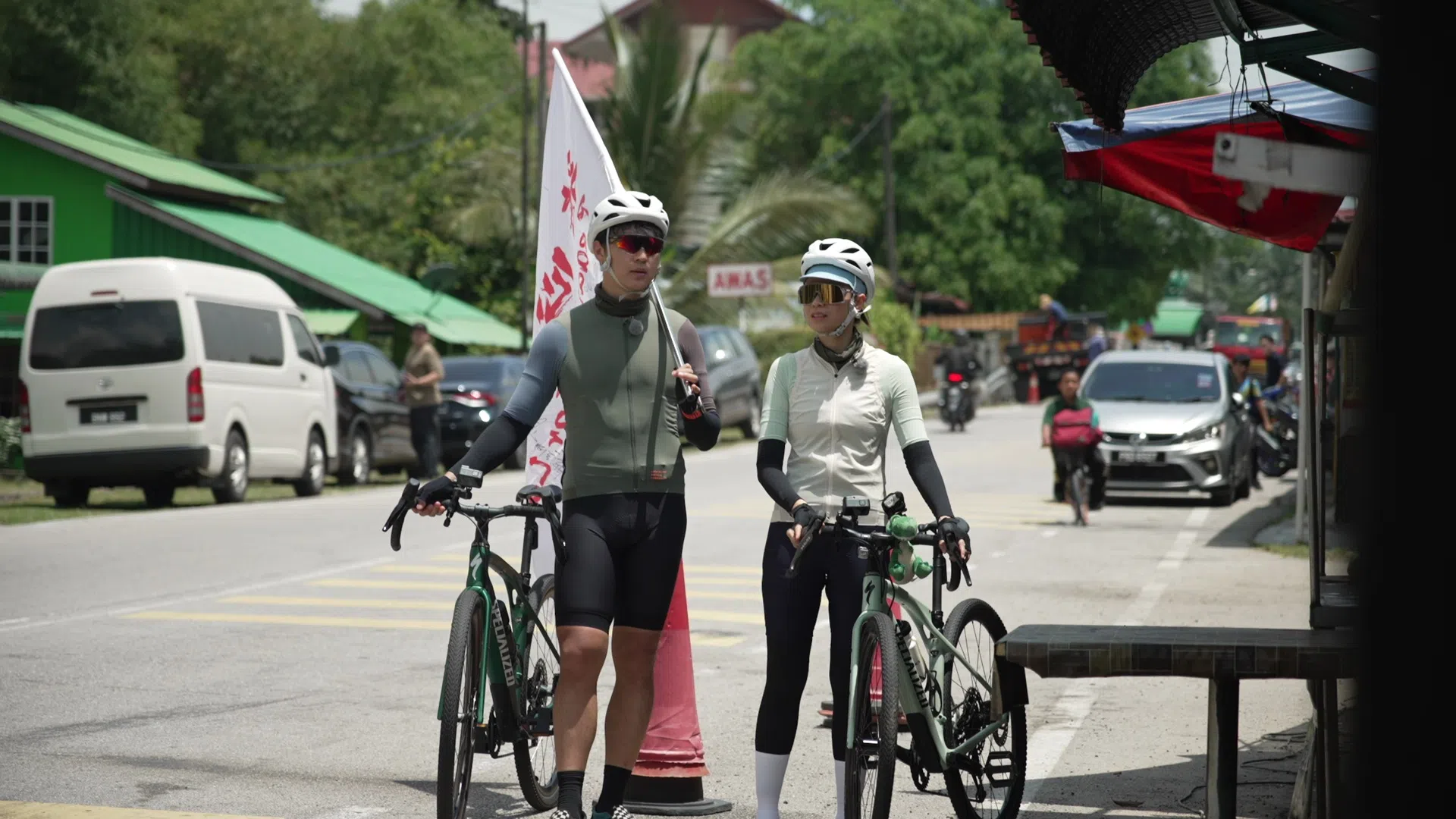 徐鸣杰（左）在马来西亚交棒给老婆陈凤玲（右）。（新传媒提供）
