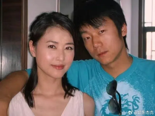 李贵府（右）曾与周海媚合拍广告。（取自艺人微博）