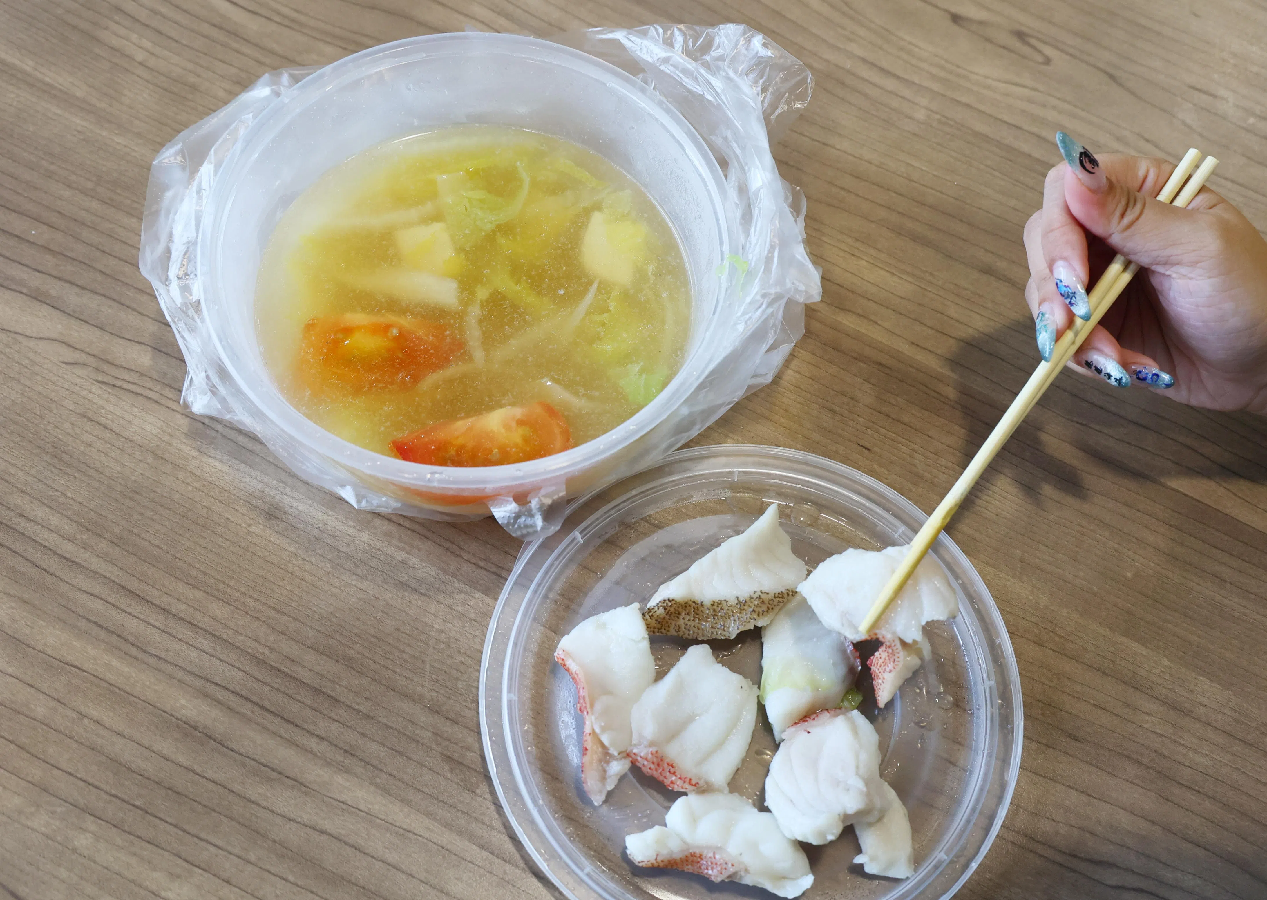 记者打包的鱼汤约有六片红斑鱼。（潘丰源摄）