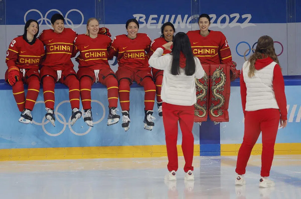 中国女子冰球队的洋面孔引人瞩目。图为中国队部分球员2月2日在五棵松体育中心的一次合照。（路透社）