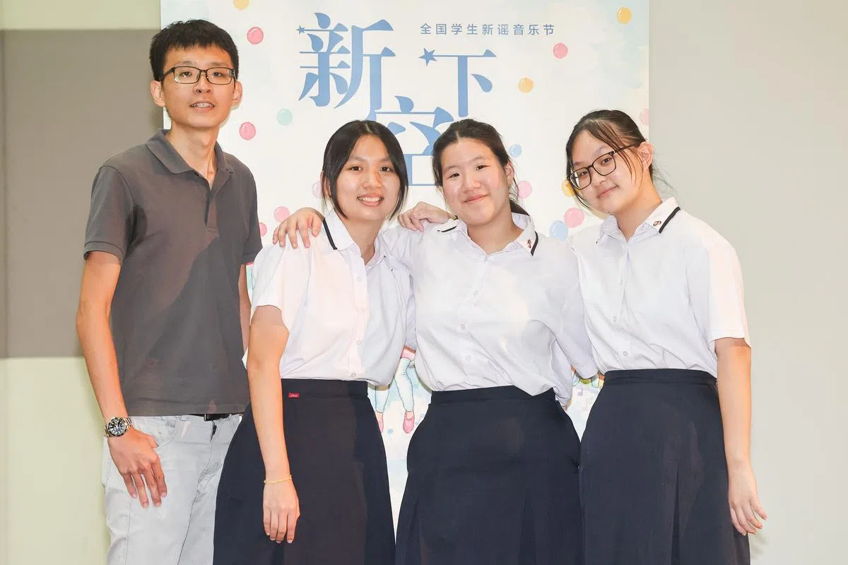 裕廊先驱初院华文老师吴桂豪（左起）与理科生陈舒美、彭馨慧和卓芮廷。（陈斌勤／摄）