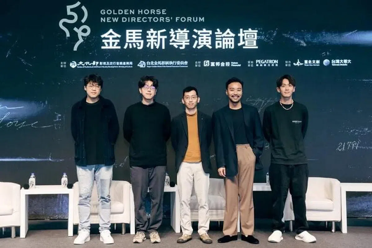 何书铭（右二）出席金马新导演论坛，左起为曾英庭、孔庆辉、刘国瑞与柯震东。（互联网）