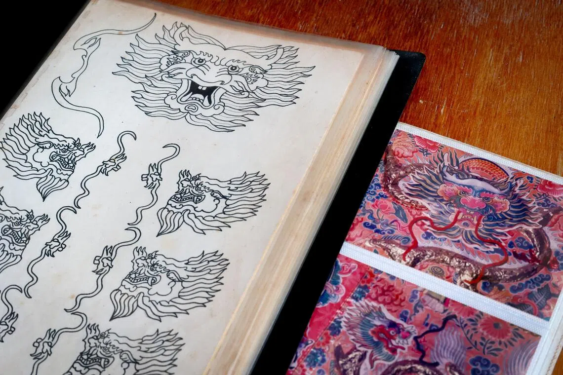 陈贵财10岁不到，便从纸神袍的龙头配件照片学习临摹。（龙国雄摄）