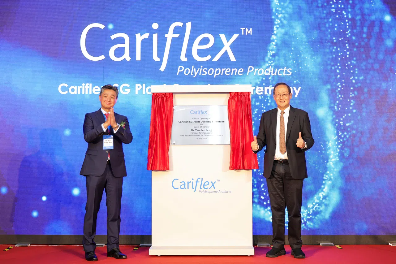 人力部长兼贸工部第二部长陈诗龙（右）和Cariflex总裁柳尚佑为新工厂揭幕。（Cariflex提供）