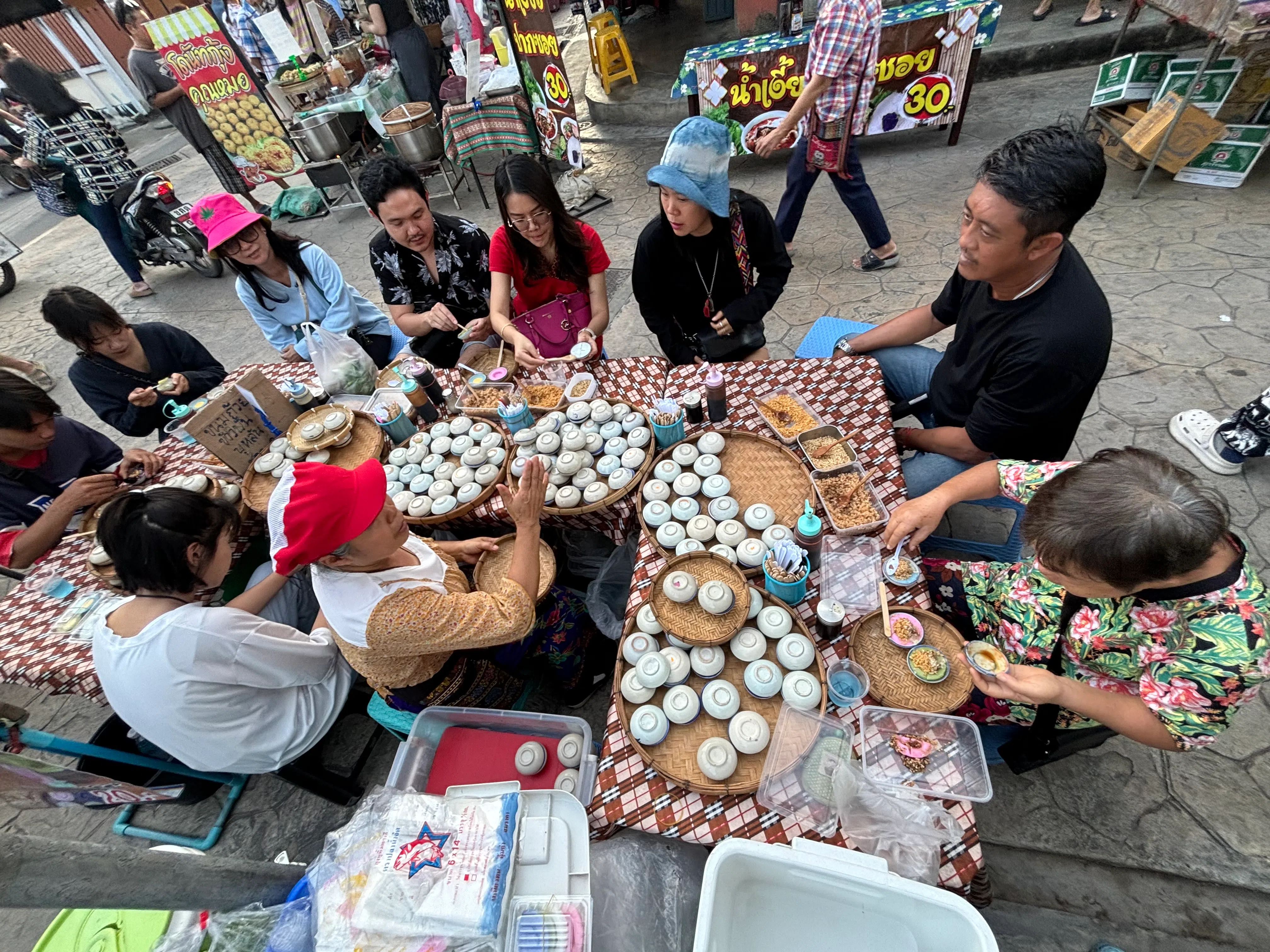 品尝南邦大公市场的水粿。吃甜的，可加糖粉、芝麻或甜醬；喜咸的则放些菜脯入口。（李选楼摄）
