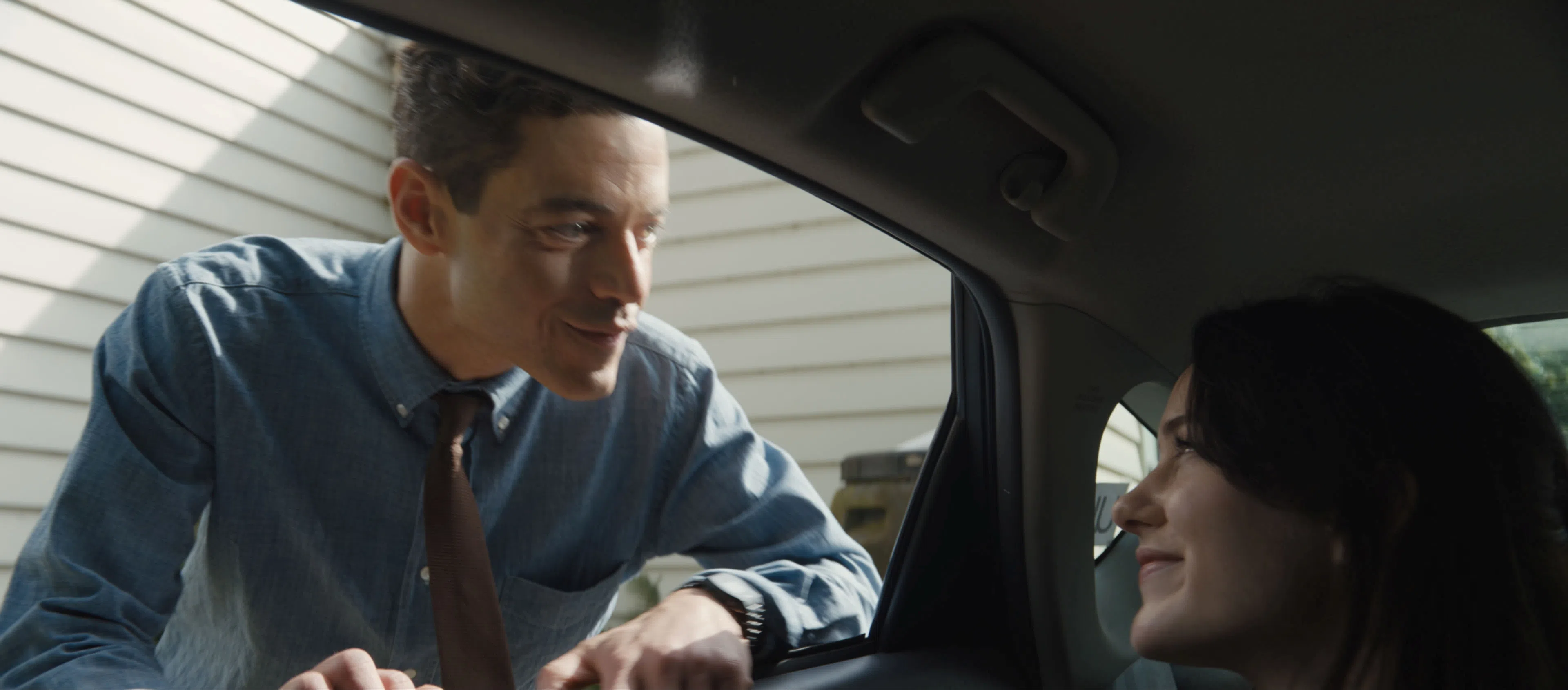 Rami Malek（左）在片中痛失Rachel Brosnahan扮演的妻子，自行报仇。（20th Centruy Studios）