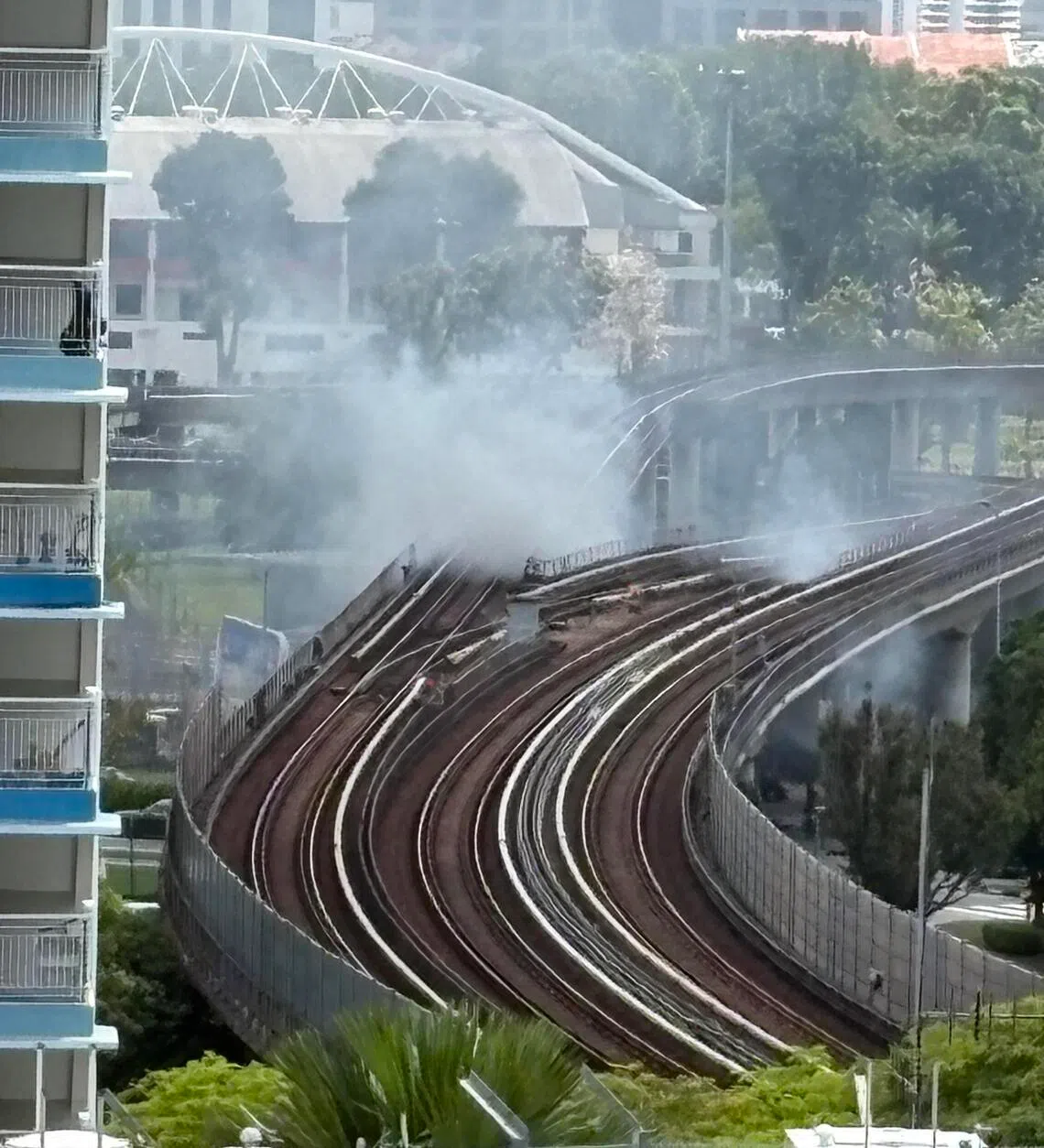 汽车在地铁轨道下突然起火燃烧，浓烟覆盖部分轨道。（受访者提供）