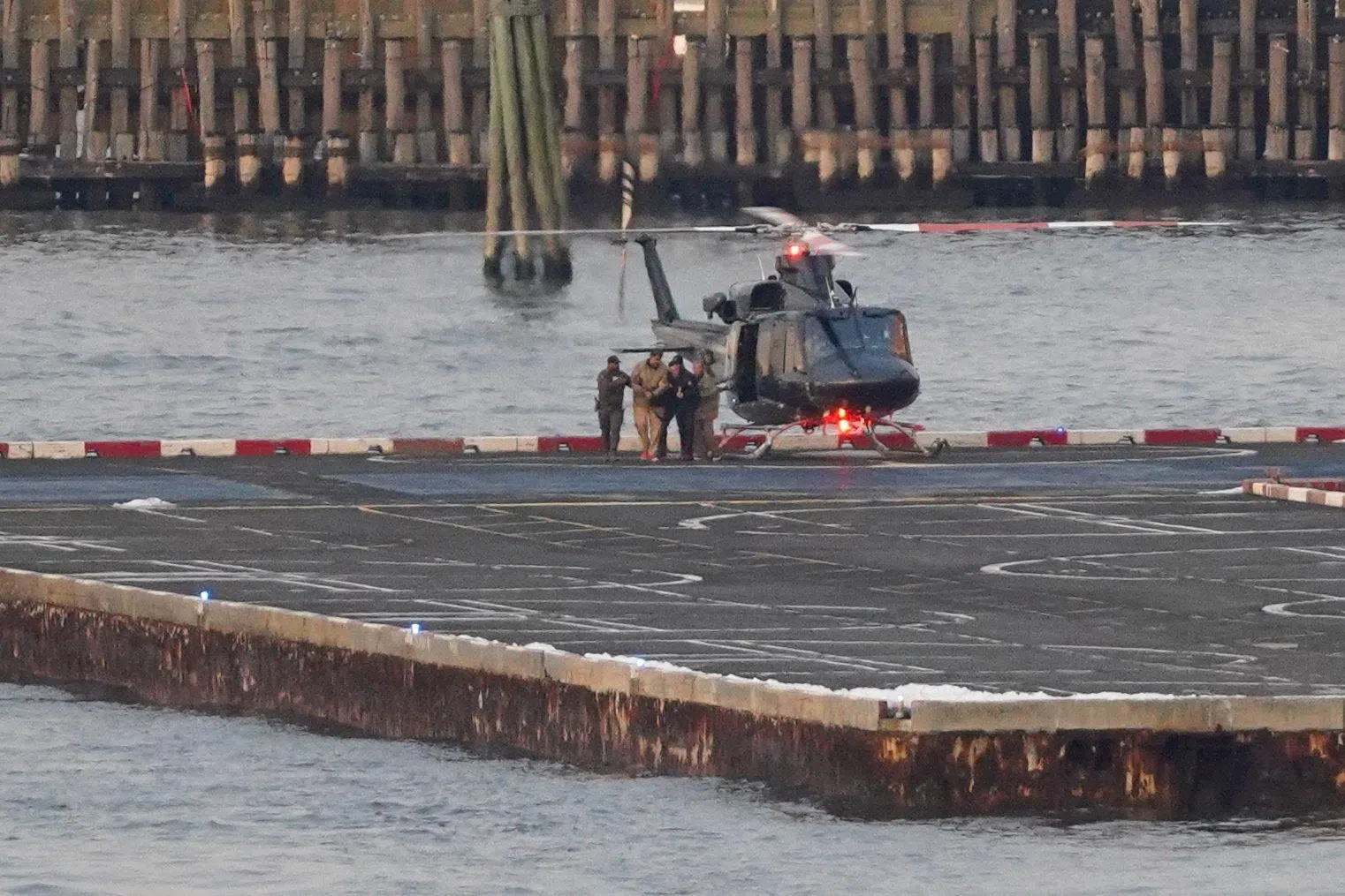 1月5日，被捕的委内瑞拉前总统马杜罗抵达曼哈顿下城直升机场，前往位于纽约市的丹尼尔·帕特里克曼哈顿美国联邦法院出庭。（路透社）