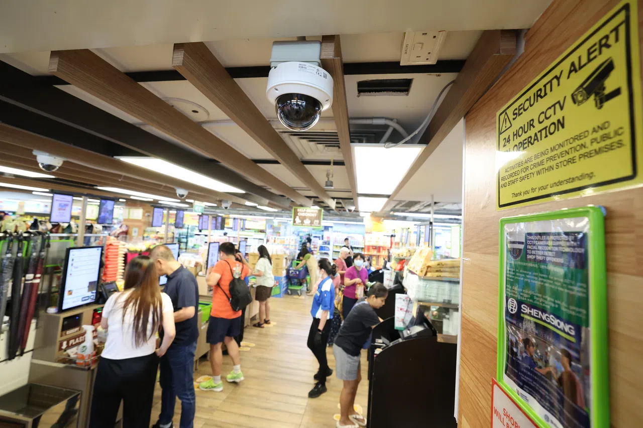 为了防范日益增多的店内偷窃案，昇菘超市引入具人脸识别功能的电眼。这个系统大大提升侦测能力，使侦测到的偷窃案从平均每个分店均四起，提高到八起。 （档案照片）