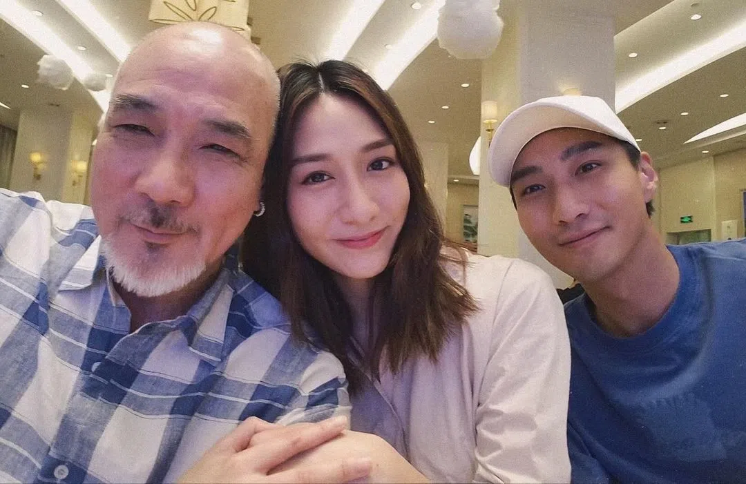 徐少强（左）和艺人雪梨有两个孩子，女儿徐頴堃（中）以及儿子徐伟栋（右）。（取自徐頴堃）