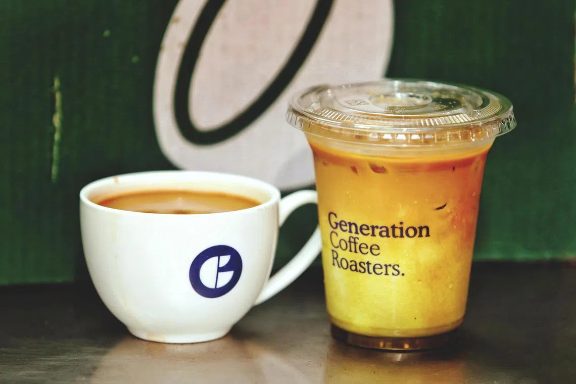 Generation Coffee的传统咖啡（左）和抹茶加咖啡dirty matcha（右）。（刘欣怡摄）