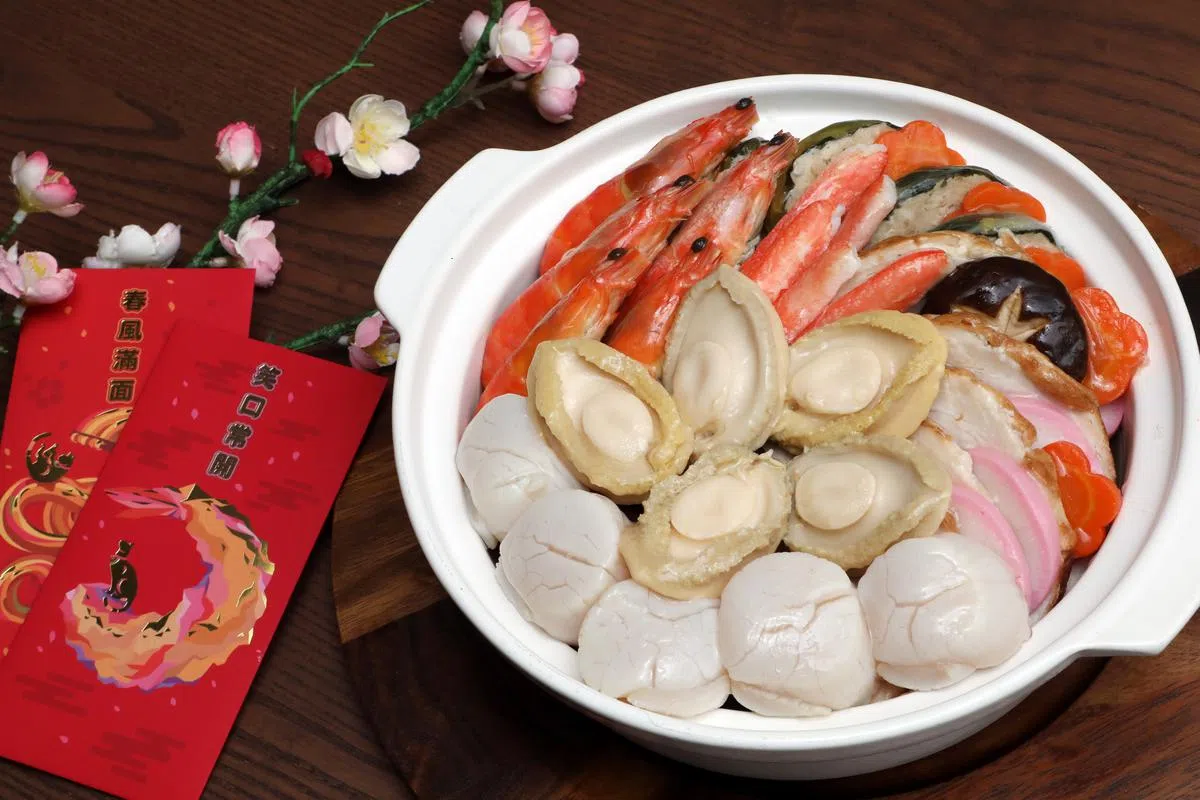 日式盆菜内有带子和雪蟹腿等海鲜食材，与传统的鲍参翅肚盆菜大不相同。（邝启聪摄）