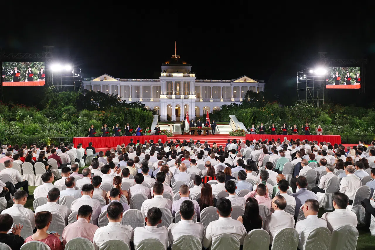 超过870名受邀宾客参与在总统府举行的宣誓仪式，包括国会议员、前线医护人员和交通工作人员，以及宗教和商界领袖等。（何家俊摄）