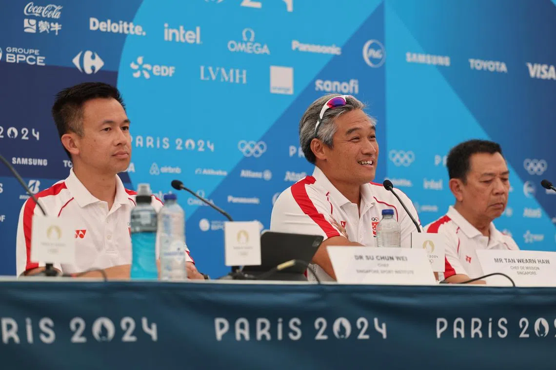（左起）新加坡体育学院院长苏淳伟博士、巴黎奥运会新加坡代表团团长陈文皓和新加坡全国奥理会秘书长曾成兴出席了在巴黎奥运村举行的新加坡代表团总结记者会。（谢智扬摄）