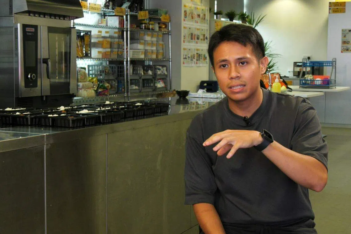 职业导师阿什拉夫（Mohamed Asyraf）说，有些顾客得知是便当是自闭人士制作的，会质疑食物是否干净。他都会向他们再三解释，每位员工都有食物卫生的证书，知道如何干净卫生地制作食物。（视频截图）