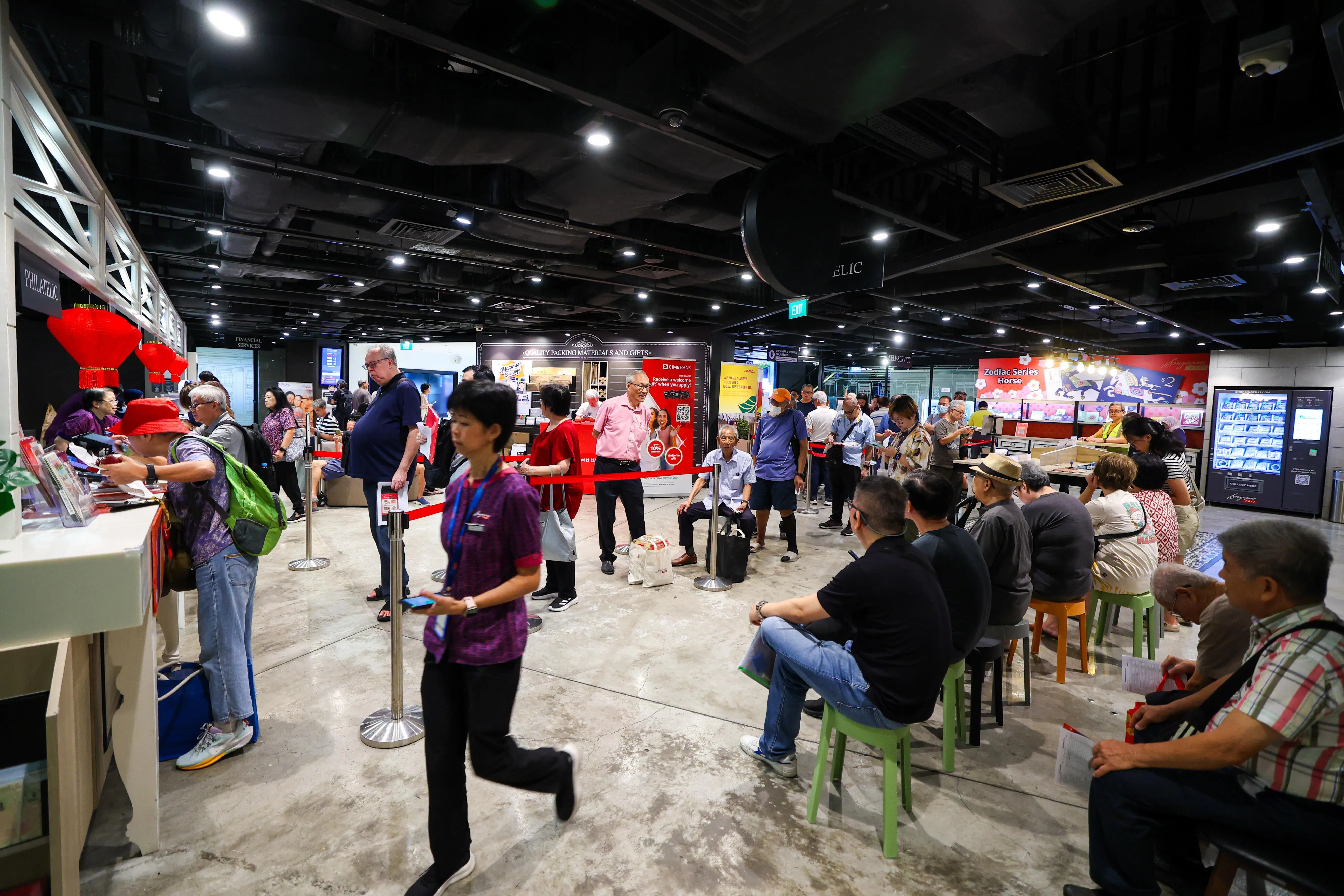 马年系列邮票发售首日，近百名集邮爱好者一早排队等候。由于到场者多为乐龄人士，邮局特别准备了椅子，方便年长者排队等候时可以坐着歇脚。（林明顺摄）