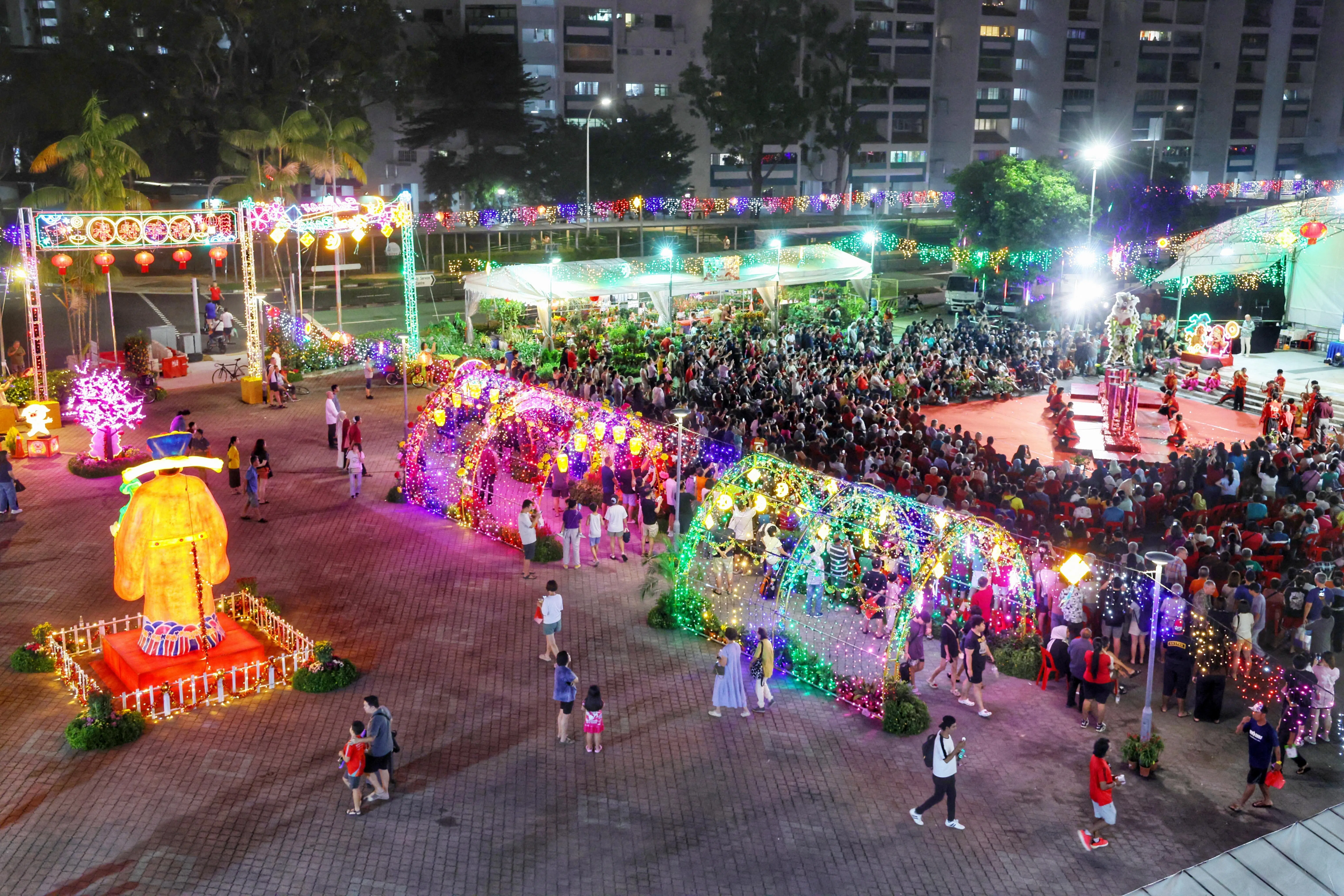 星期天，武吉甘柏邻里中心的广场上举行亮灯仪式，融合了华人农历新年的喜庆，以及马来回教同胞斋戒月的庄严，吸引约3000名居民前来玩游戏、欣赏表演。（郑一鸣摄）