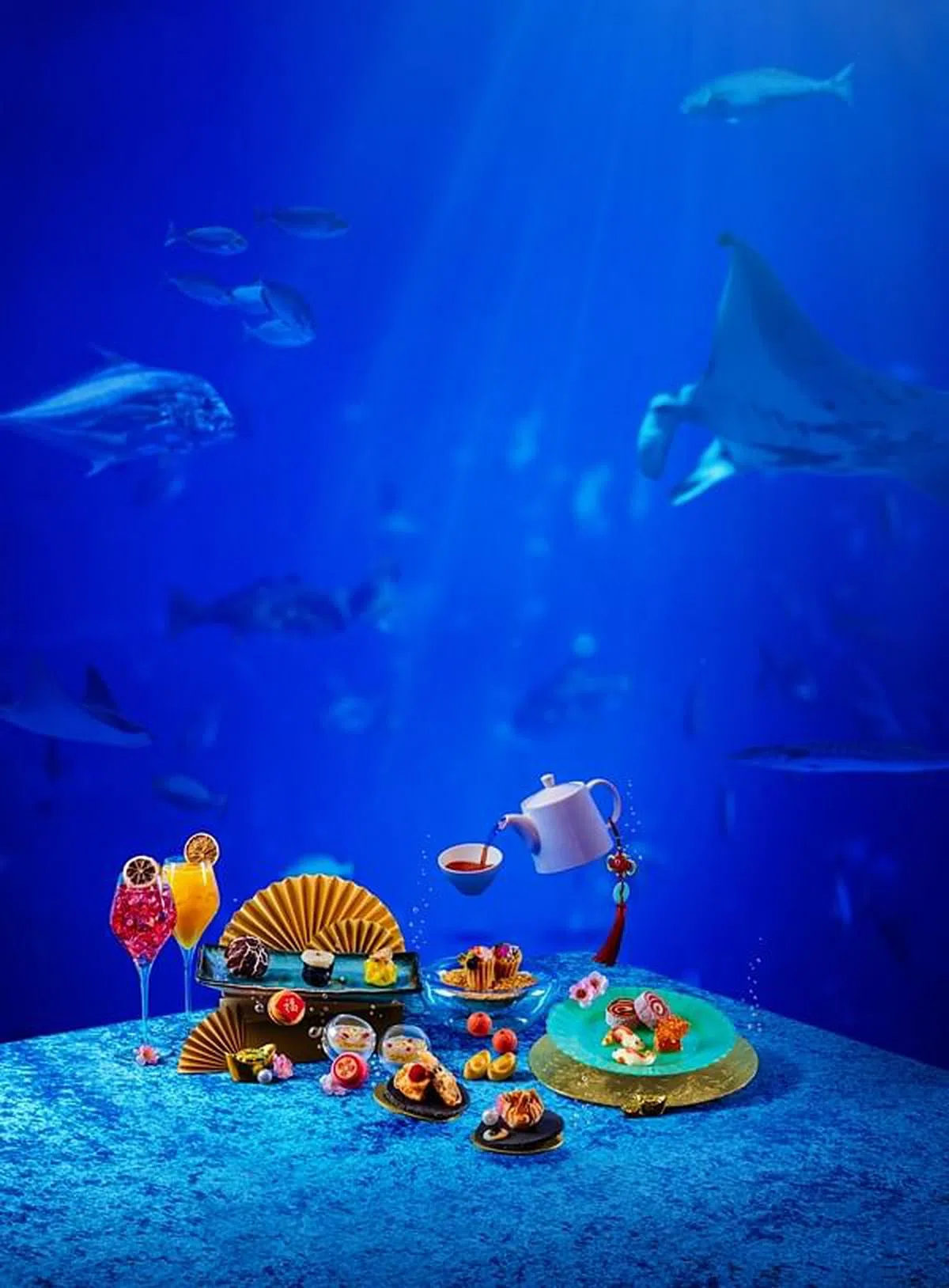 在海洋族群围绕下享用深海下午茶，绝对是新鲜难忘的体验。（图／圣淘沙名胜世界提供）