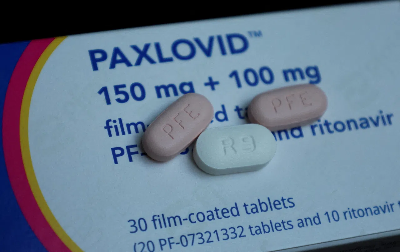 虽然多数文献指服用冠病口服药物Paxlovid的病患，出现“冠病复阳”的可能性更大，但症状复发的确切原因仍不详。近期也有不少研究员发现“冠病复阳”与Paxlovid无关，症状复发可能视个人免疫系统而定。（路透社）