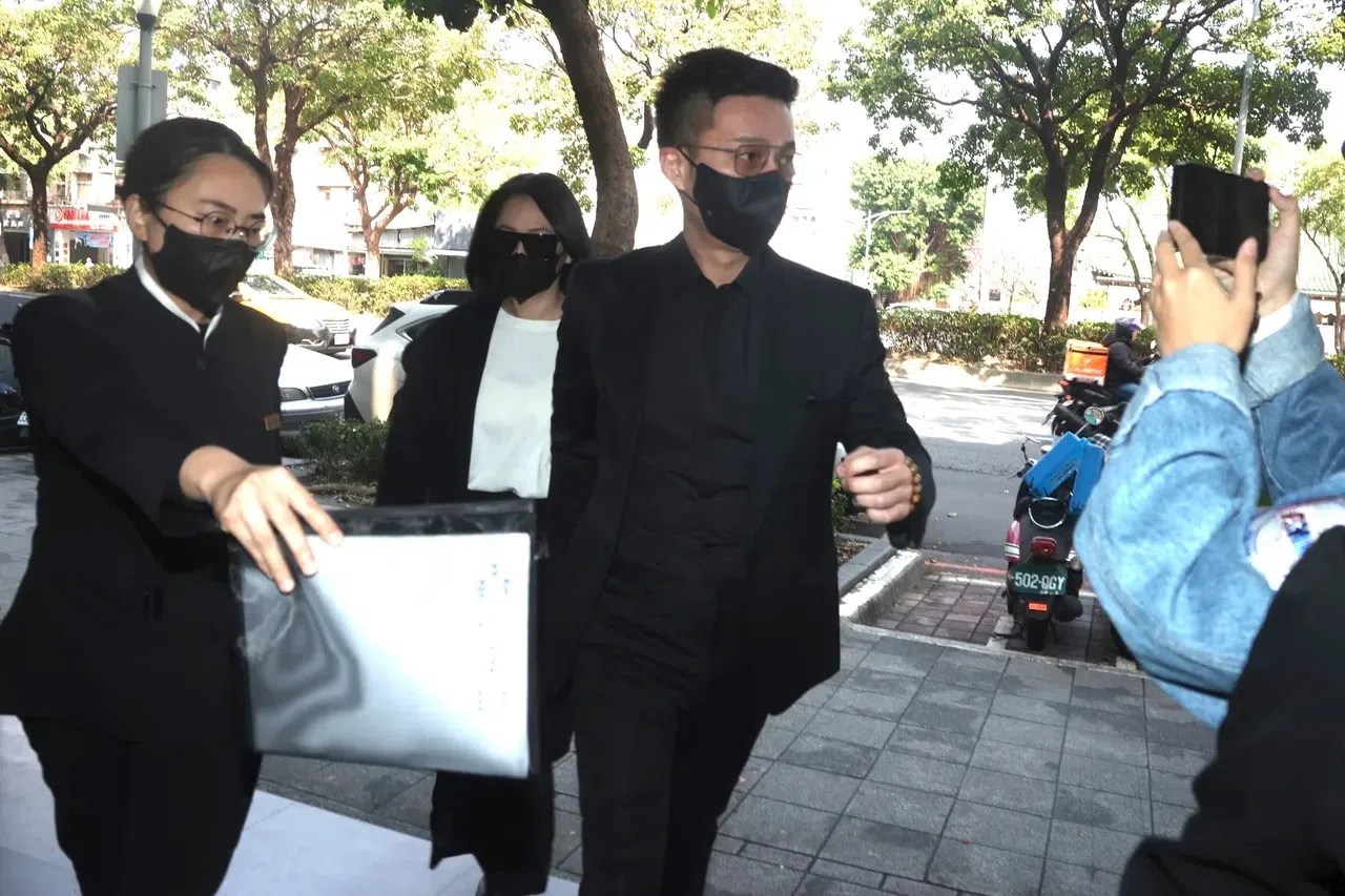 小S（左二）和老公许雅钧现身灵堂，神情哀伤。（互联网）