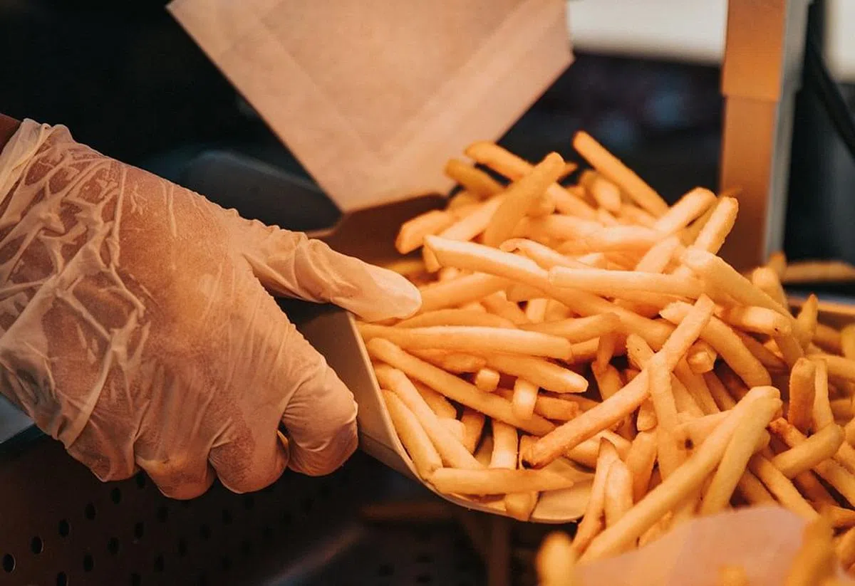 对许多人来说，薯条已成为吃快餐必点的配菜。（图/Unsplash）