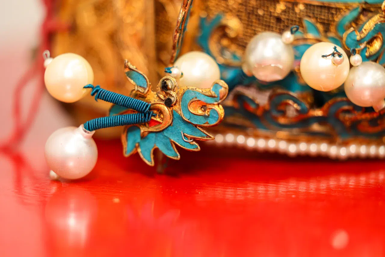 有的盔帽上的龙头镶嵌泡子，为龙带来神采。（关俊威摄）