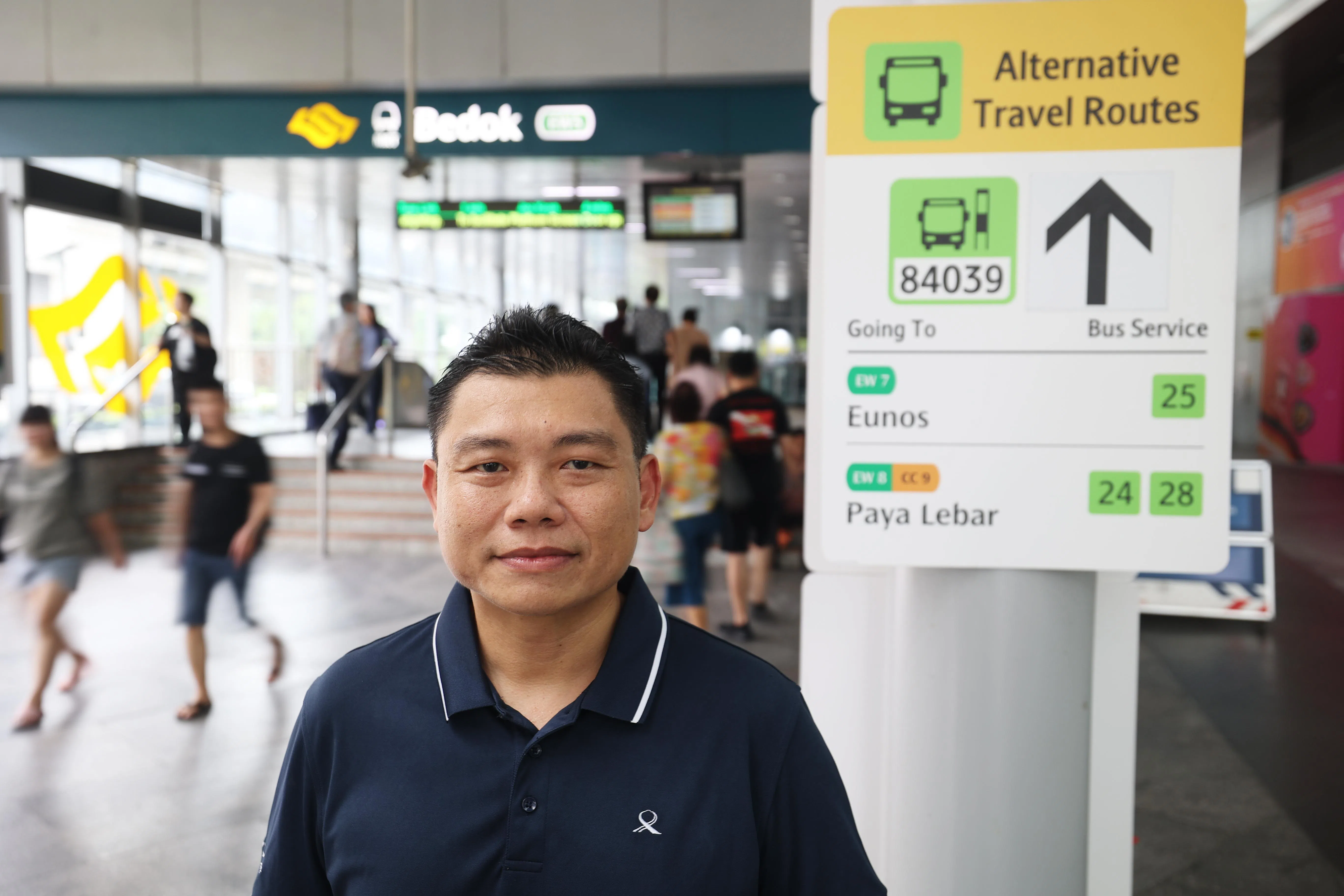 陆路交通管理局巴士运作副署长朱勇南鼓励公众，在东西线服务调整期间，可考虑其他出行方式，包括使用常规巴士服务出行。（蔡家增摄）