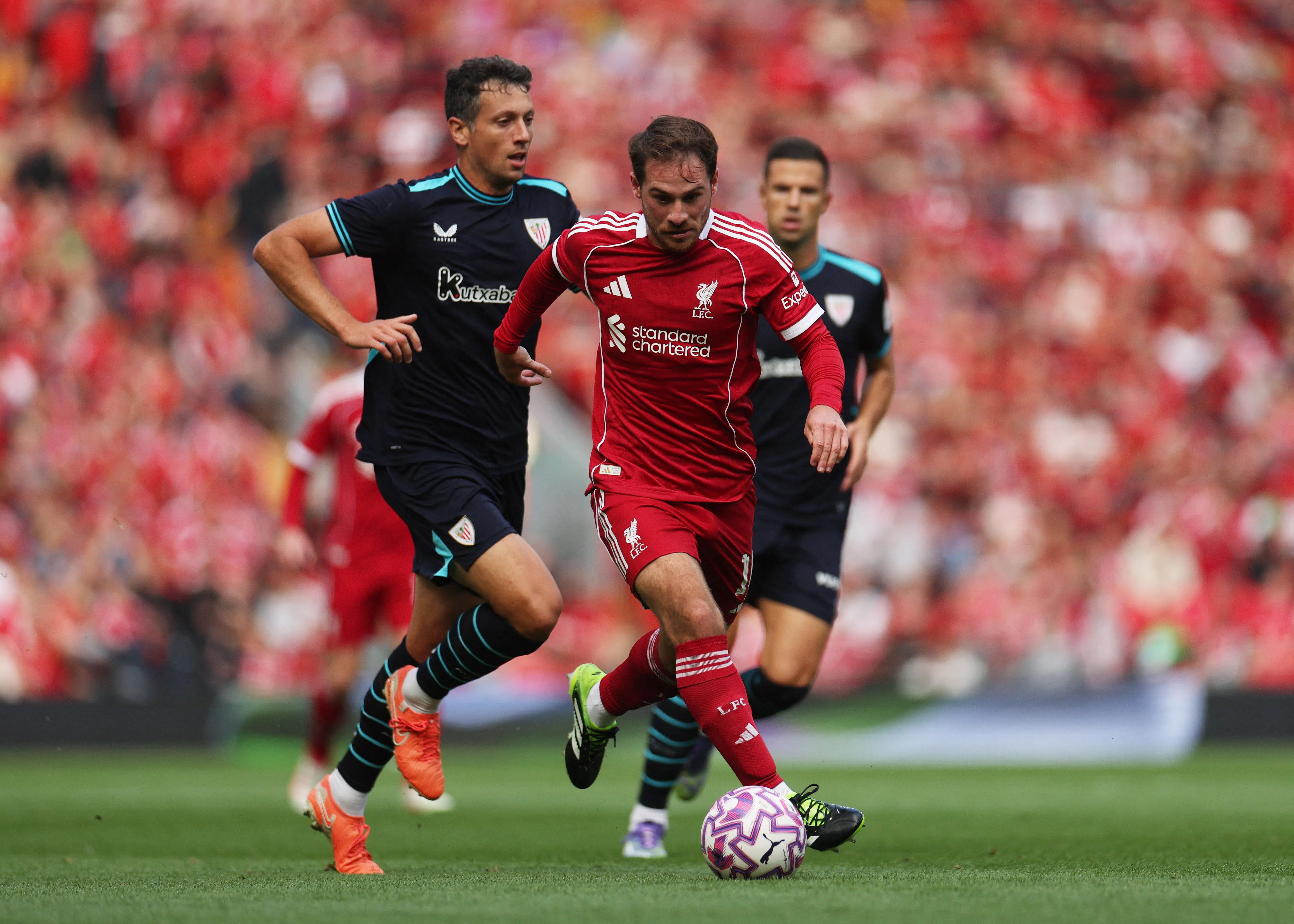 红军防守型中场麦卡利斯特（中）此役有望复出，缓解中后场的防守压力。（路透社档案照片）