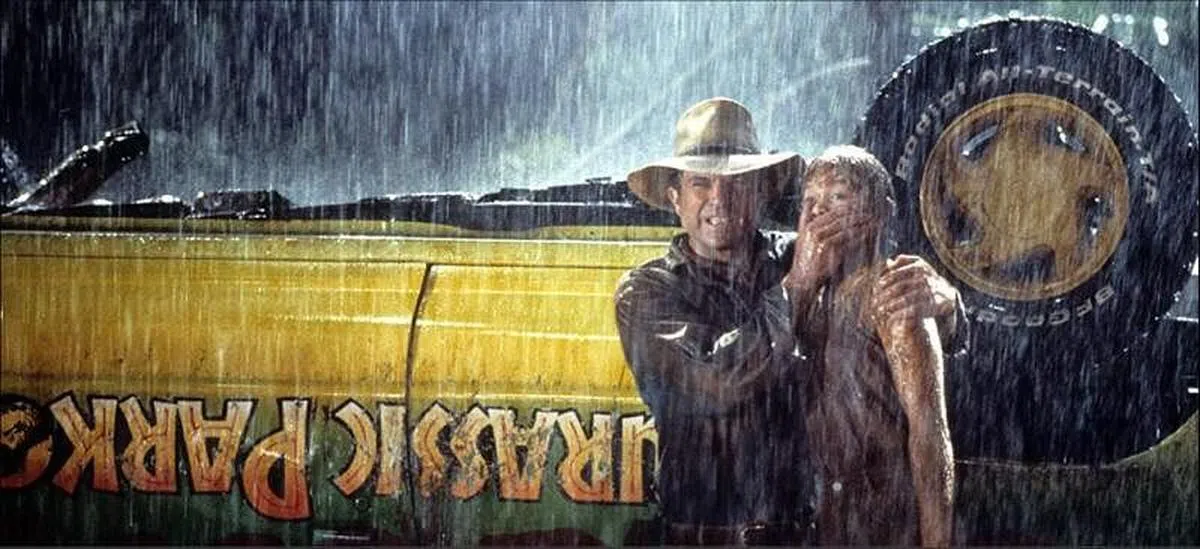 萨姆尼尔（左）在1993年《侏罗纪公园》，不让小孩发出声音，以免落入恐龙口中的经典画面。（互联网）