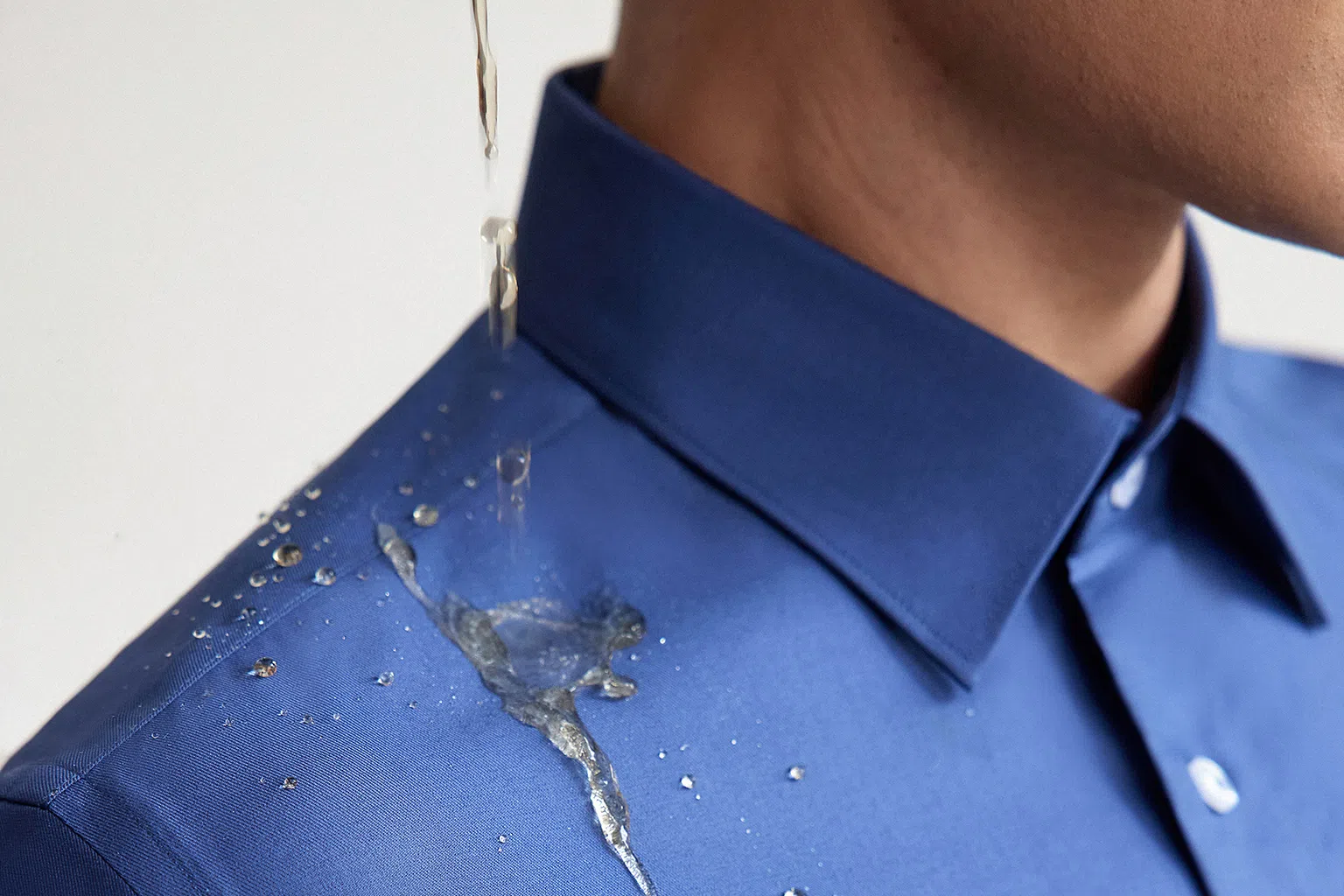 出差必备“三防衬衫”：防水防油，轻松应对商务洽谈。（图/金利来提供）