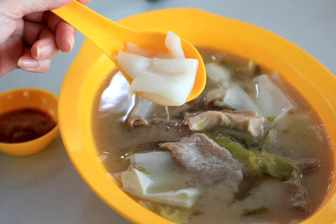 德贵肉骨茶·卤猪脚摊位售卖的白粿汁，结合肉骨茶和猪杂汤。（何炳耀摄）