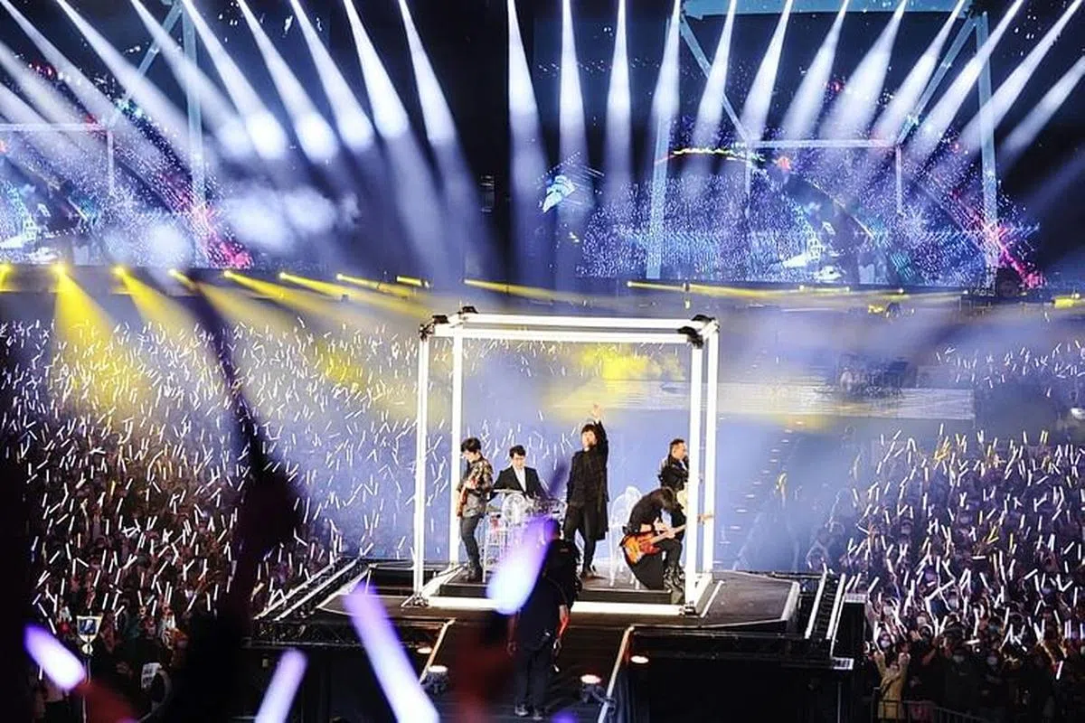 五月天在高雄为4万歌迷演出。（互联网）