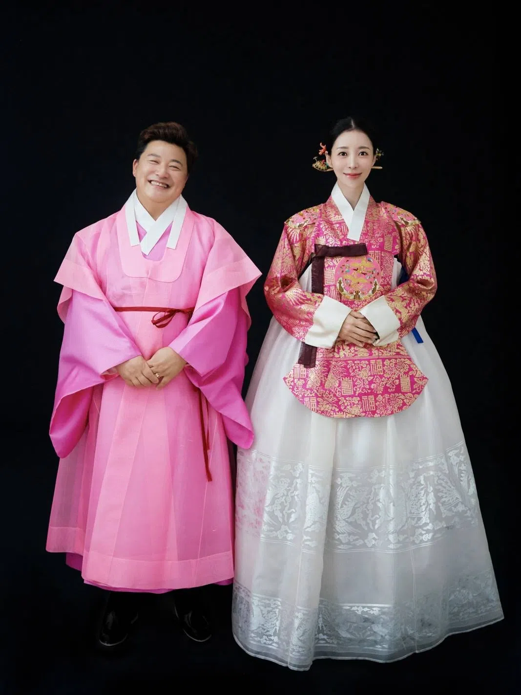 53岁资深艺人尹正秀（左）和前气象主播元珍瑞结婚。（取自元珍瑞IG）