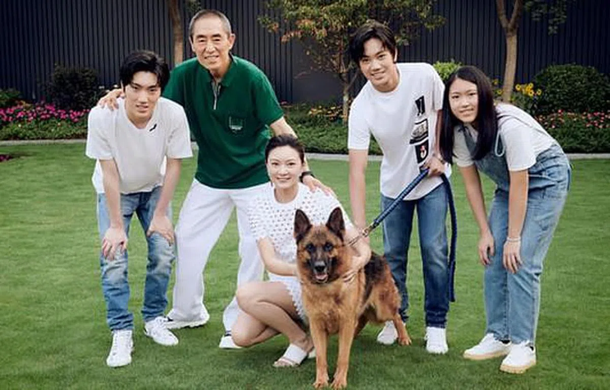 张艺谋（左二）全家福。（取自微博）